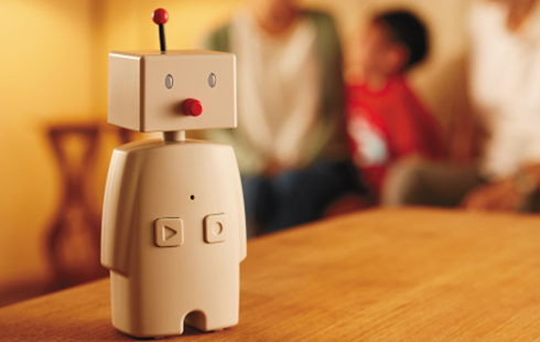 家族をつなぐ音声認識ロボット「BOCCO」
